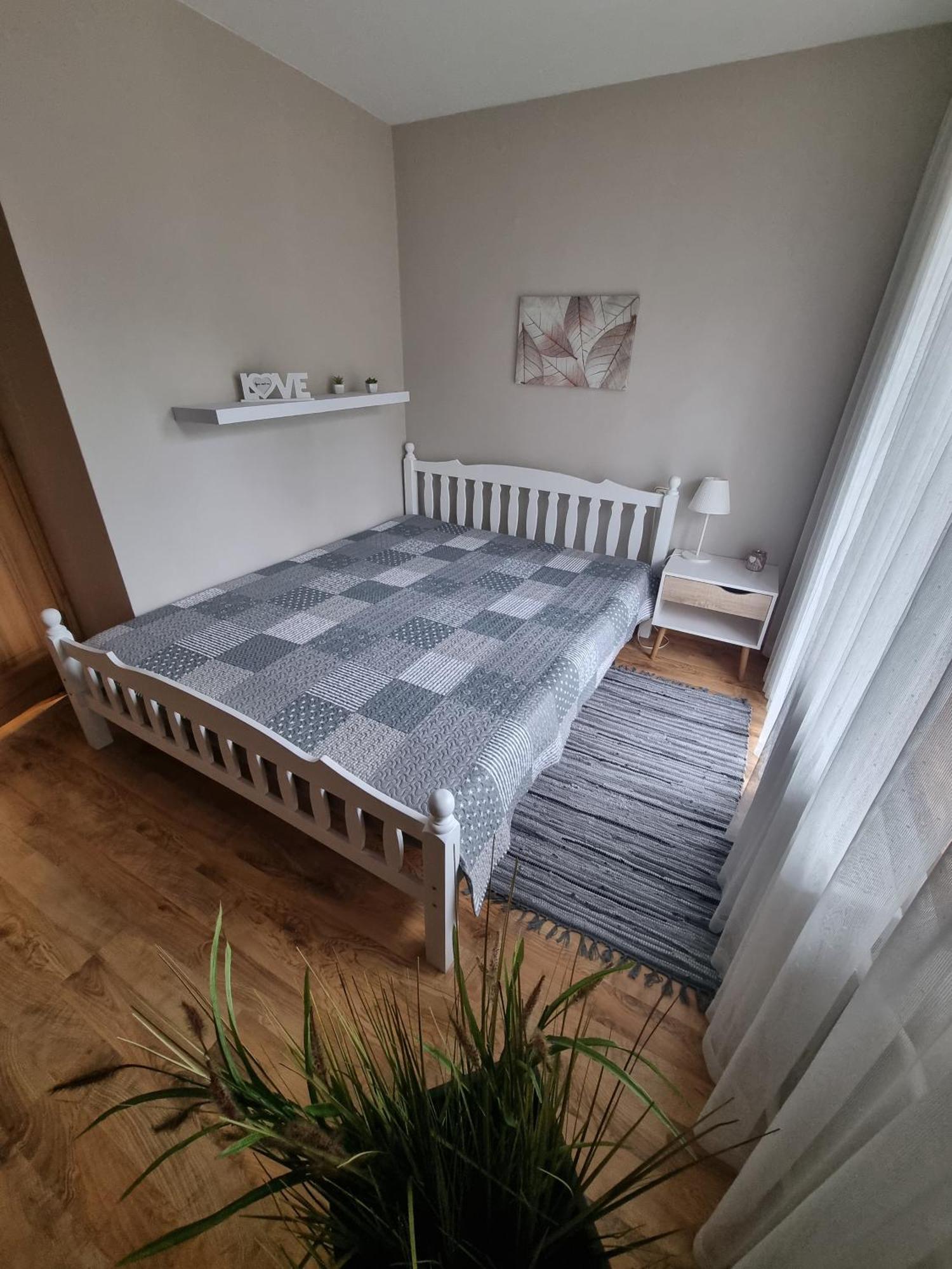 Apartment Kursi Колка Екстериор снимка